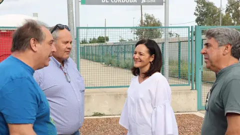 Cresp&iacute;n (centro), con los representantes vecinales de Villarrubia
