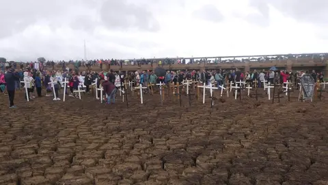 Acto reivindicativo de 'Unidos por el Agua' realizado en el embalse de Sierra Boyera, que aparece seco en una imagen de archivo