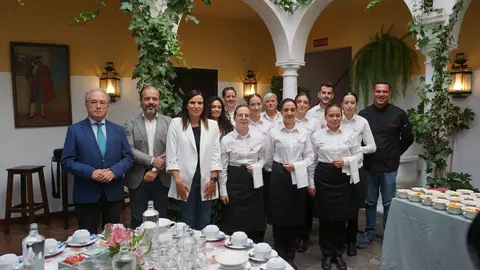 La delegada de Empleo, Mar&iacute;a Dolores G&aacute;lvez, y el presidente de CECO, Antonio D&iacute;az, junto a los alumnos y responsables de Bodegas Campos