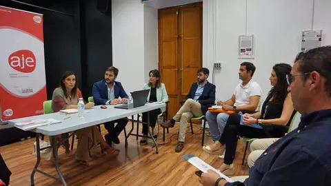 G&aacute;lvez (izquierda) informa a los j&oacute;venes empresarios cordobeses sobre las ayudas al sobrecoste energ&eacute;tico