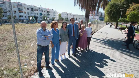 El alcalde y la concejala de Deportes con vecinos del Distrito Sur en el solar del Pabell&oacute;n de la Juventud FOTO RAFA MELLADO SENIOR