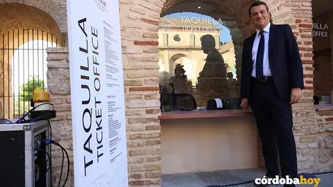 El alcalde, Jos&eacute; Mar&iacute;a Bellido, en las taquillas de la nueva entrada al Alc&aacute;zar, en una imagen de archivo FOTO RAFA MELLADO SENIOR