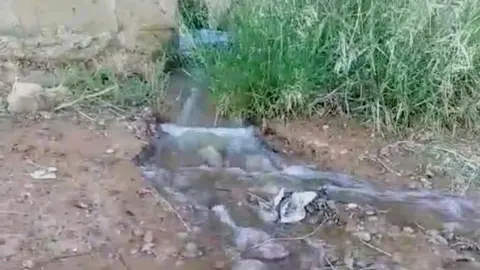 Rotura en el dep&oacute;sito en Pe&ntilde;arroya por el que se vierte agua