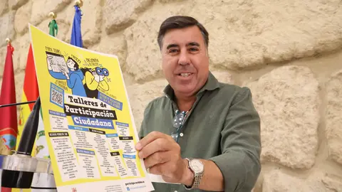 Miguel Ruiz Madruga con el cartel de la programaci&oacute;n FOTO RAFA MELLADO SENIOR
