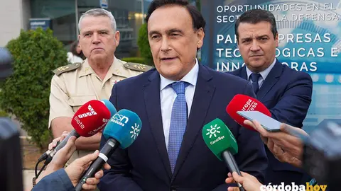 G&oacute;mez Villamandos atiende a los periodistas flanqueado por el teniente general Fernando Garc&iacute;a y Garc&iacute;a de las Hijas y por el alcalde de Cordoba, Jos&eacute; Mar&iacute;a Bellido