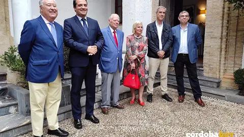 El alcalde con representantes de la Fundaci&oacute;n Antonio Gala para anunciar los homenajes al poeta