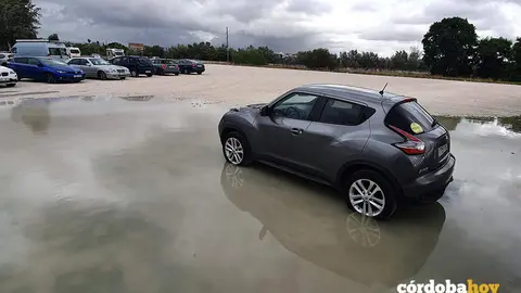 Gran Charco formado ayer en un aparcamiento de la capital por la lluvia