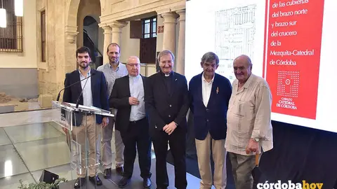 El de&aacute;n (centro), con los arquitectos conservadores de la Mezquita-Catedral y otros miembros del Cabildo, en la presentaci&oacute;n de la restauraci&oacute;n