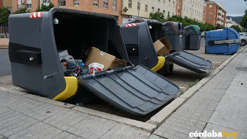 Contenedores ca&iacute;dos por un temporal en una imagen de archivo
