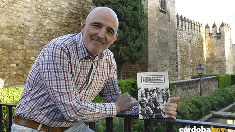 AJ Gonz&aacute;lez posa para C&oacute;rdoba Hoy FOTO JM AYALA