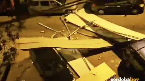 Captura de imagen de las planchas met&aacute;licas ca&iacute;das en la calle Motril de un v&iacute;deo que realiz&oacute; un vecino
