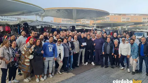 Homenaje del comercio ambulante al placero Rafael Moya por sus 30 a&ntilde;os de servicio