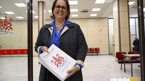 Blanca Torrent, con la documentaci&oacute;n sobre las ordenanzas fiscales de 2024 FOTO RAFA MELLADO SENIOR