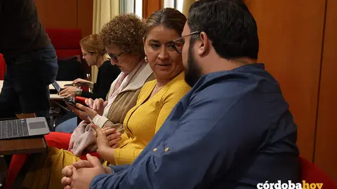 Irene Ruiz conversa con Iv&aacute;n Fern&aacute;ndez en el Pleno FOTO RAFA MELLADO SENIOR