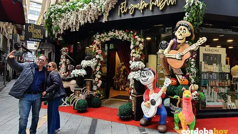Escaparate adornado en C&oacute;rdoba con motivo del Halloween mexicano