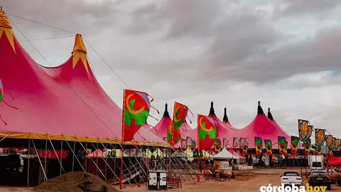 La carpa levantada para el Festival Elrow de C&oacute;rdoba en El Arenal, en una imagen de archivo