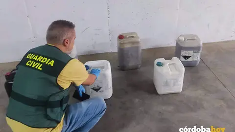 Agente de la Guardia Civil con garrafas de gasoil robado