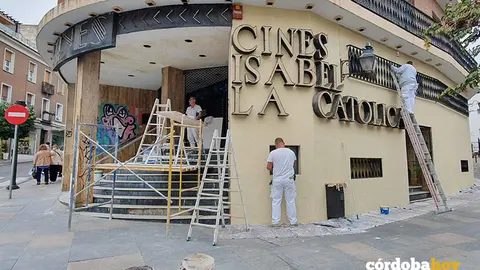 Actuaci&oacute;n de limpieza en la fachada del antiguo Cine Isabel La Cat&oacute;lica