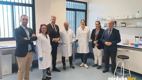 Visita de Javier Collado (centro), director general de la Fundaci&oacute;n Incyde, a la incubadora Biotech, en una imagen de archivo