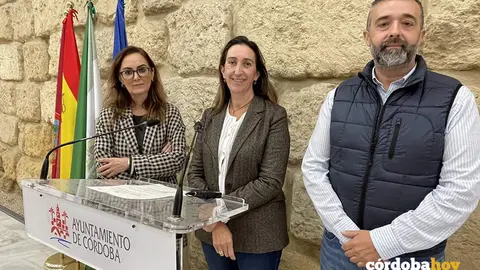 Los concejales de Vox en el Ayuntamiento de C&oacute;rdoba, Paula Badanelli, Yolanda Almagro y Rafael Saco