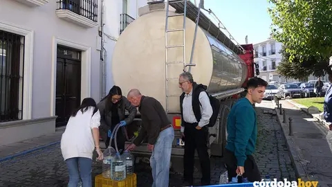 Vecinos de las comarcas del norte de la provincia cordobesa, El Guadiato y Los Pedroches, se abastecen de agua potable en camiones cisterna en una imagen de PLATAFORMA UNIDOS POR EL AGUA