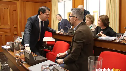El alcalde, Jos&eacute; Mar&iacute;a Bellido, conversa con ediles de Hacemos C&oacute;rdoba y PSOE en el Pleno FOTO RAFA MELLADO SENIOR