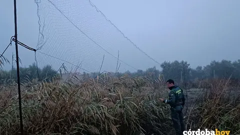 Un agente de la Guardia Civil con la red chifle para cazar aves