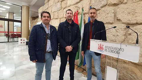 &Aacute;ngel Ortiz (derecha) con durectivos de la Asociaci&oacute;n Vecinal San Rafael de la Albaida