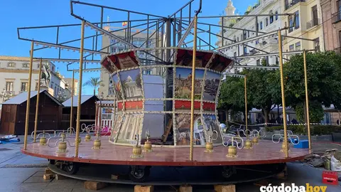Montaje de las atracciones navide&ntilde;as de la Zona Centro