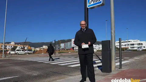 Bernardo Jordano en el paso de peatones con la experiencia piloto