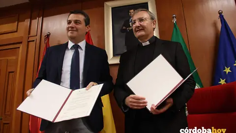 Firma del convenio marco de colaboraci&oacute;n entre Ayuntamiento y Cabildo Catedral FOTO RAFA MELLADO SENIOR