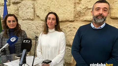 La portavoz de Vox en el Ayuntamiento de C&oacute;rdoba, Paula Badanelli, con Rafael Saco y Yolanda Almagro