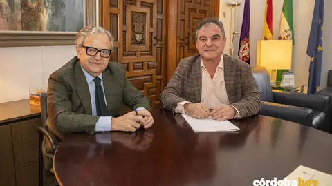 Salvador Fuentes y Antonio Hospital en la firma del convenio