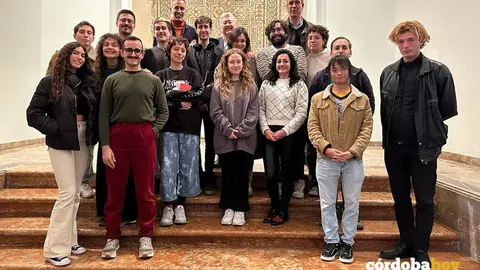 Los residentes de la Fundaci&oacute;n Gala actuales tras la firma del convenio 