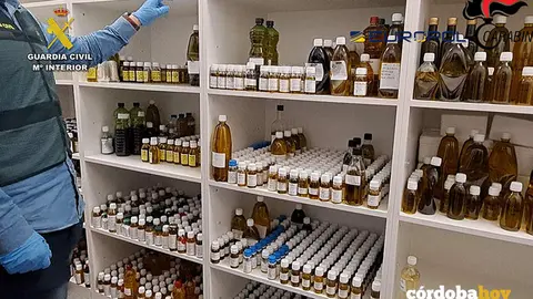 Un agente del Seprona con parte del aceite adulterado
