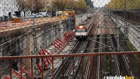 Un Cercan&iacute;as circula junto a las obras en la entrada de la estaci&oacute;n del AVE en C&oacute;rdoba