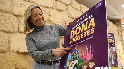 Isabel Alb&aacute;s con la campa&ntilde;a de recogida de juguetes de Sadeco FOTO RAFA MELLADO SENIOR