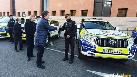 El alcalde saluda a uno de los agentes que custodia uno de los seis nuevos veh&iacute;culos policiales