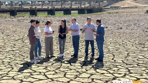 El coordinador de IU C&oacute;rdoba, Sebasti&aacute;n P&eacute;rez (derecha), en el lecho seco del embalse de Sierra Boyera, en el norte de la provincia, en una imagen de archivo