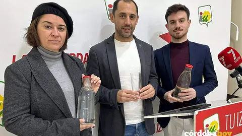 Sebasti&aacute;n P&eacute;rez (centro) e Irene Ruiz (izda.), en la sede provincial de IU en C&oacute;rdoba