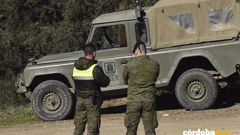 Militares acordonando el lugar donde buscan a dos militares desaparecidos de la base de Cerro Muriano