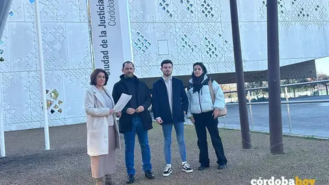 El coordinador provincial de IU C&oacute;rdoba, Sebasti&aacute;n P&eacute;rez (segundo por la izda.), y la portavoz del grupo provincial de IU C&oacute;rdoba, Irene Ruiz (izda.), a las puertas de la Ciudad de la Justicia