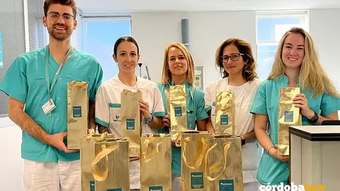 Personal del Quir&oacute;nsalud C&oacute;rdoba con los obsequios para los pacientes