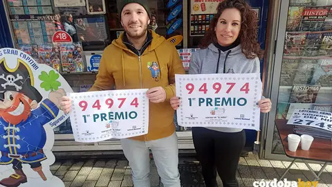 Pedro y Mar&iacute;a muestra el primer premio de El Ni&ntilde;o vendido en su quiosco de Gran Capit&aacute;n