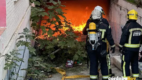 Actuaci&oacute;n en Nochebuena en el incendio del s&oacute;tano del antiguo hotel Mariano, en la Avenida de C&aacute;diz FOTO CORDOBAFIRE