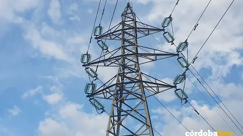Torreta el&eacute;ctrica junto al canal del Guadalmellato, en una imagen de archivo