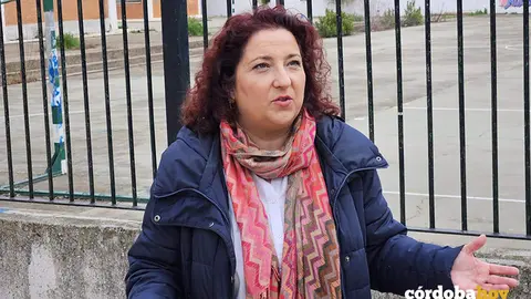 Alicia Moya, junto al antiguo Colegio Lucano