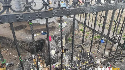Candados en las rejas del Cristo de los Faroles