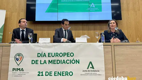 Jos&eacute; Antonio Nieto (centro), consejero de Justicia de la Junta