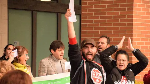 Activistas de Stop Desahucios con la cita del director de AVRA en la mano FOTO Jacob R&aring;lund